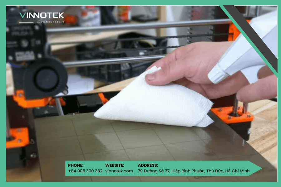 Khăn micro và một ít nước 