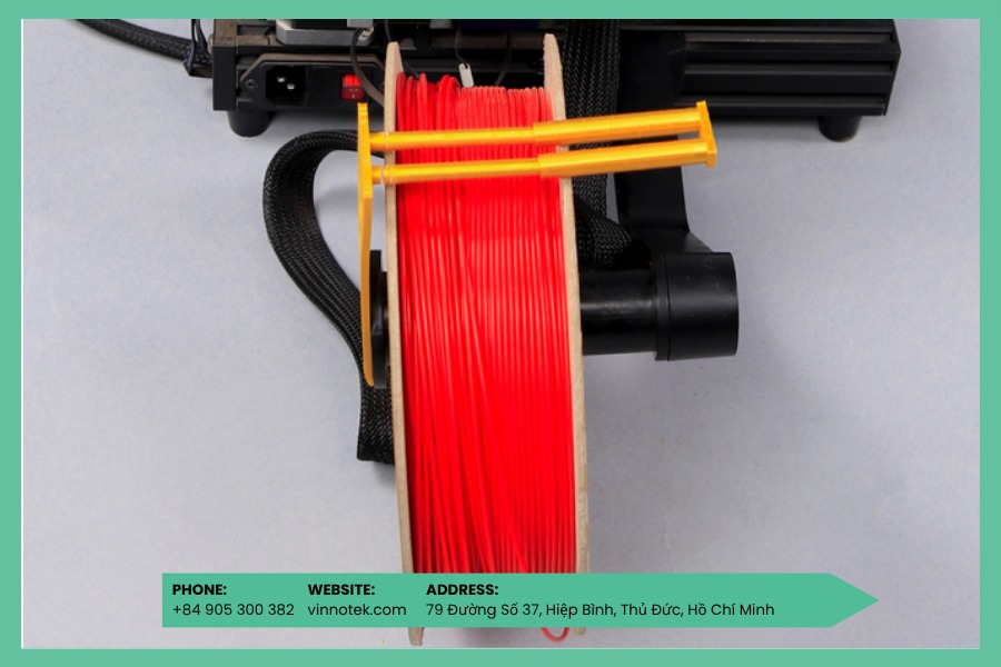 Lắp cuộn đúng cách, quay trơn tru để tránh kẹt và đứt sợi.