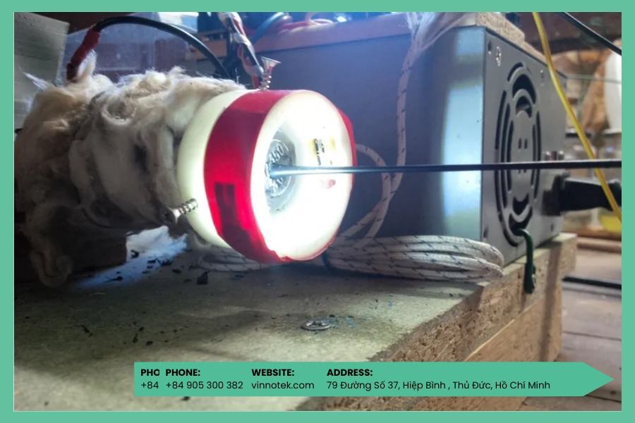 Vận hành dây chuyền đùn nhựa để tạo filament đồng đều, ổn định