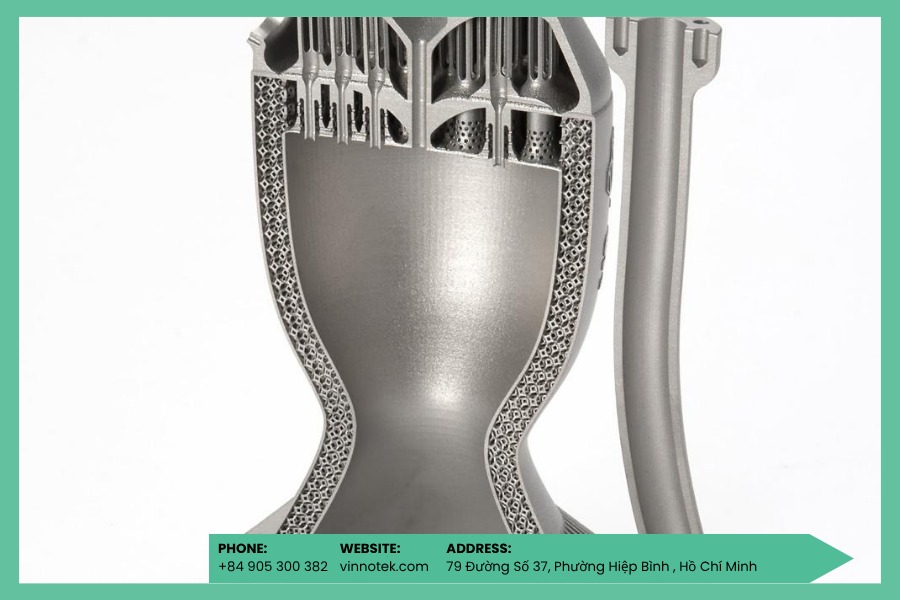 SLM cho phép tạo internal cooling và hình học phức tạp trong một lần in.