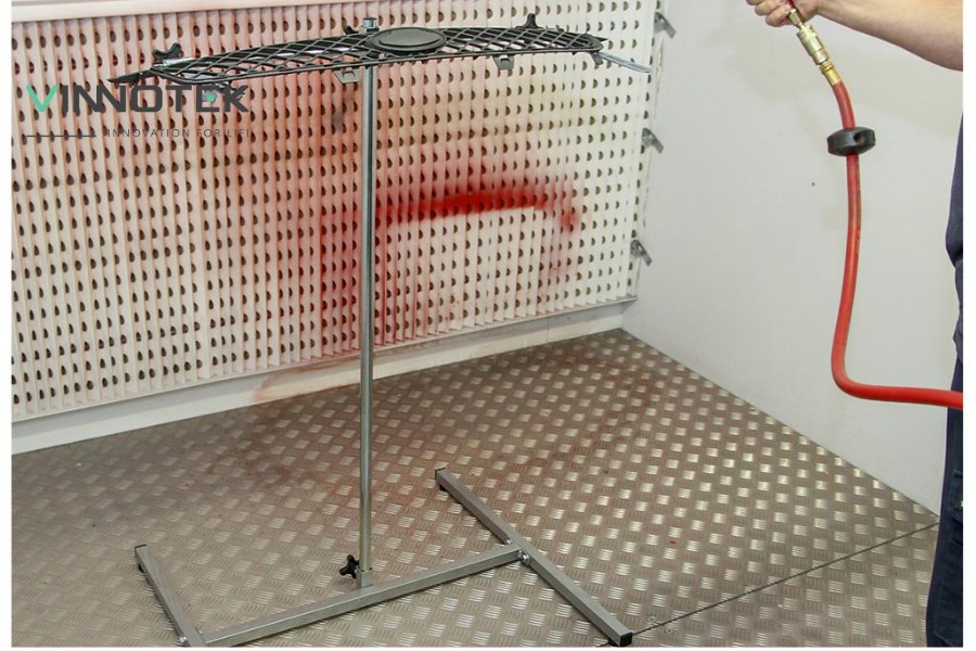 Spray masking stand giúp cố định chi tiết và tối ưu tư thế phun sơn.